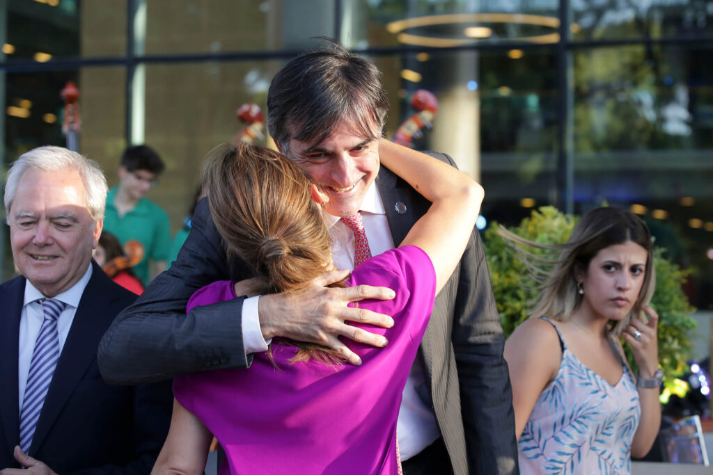 Diciembre 2019. Soledad Acuña saluda con un abrazo al senador Esteban Bullrich en la ceremonia de toma de juramento de ministros del gabinete porteño en la sede de Gobierno de Parque Patricios.