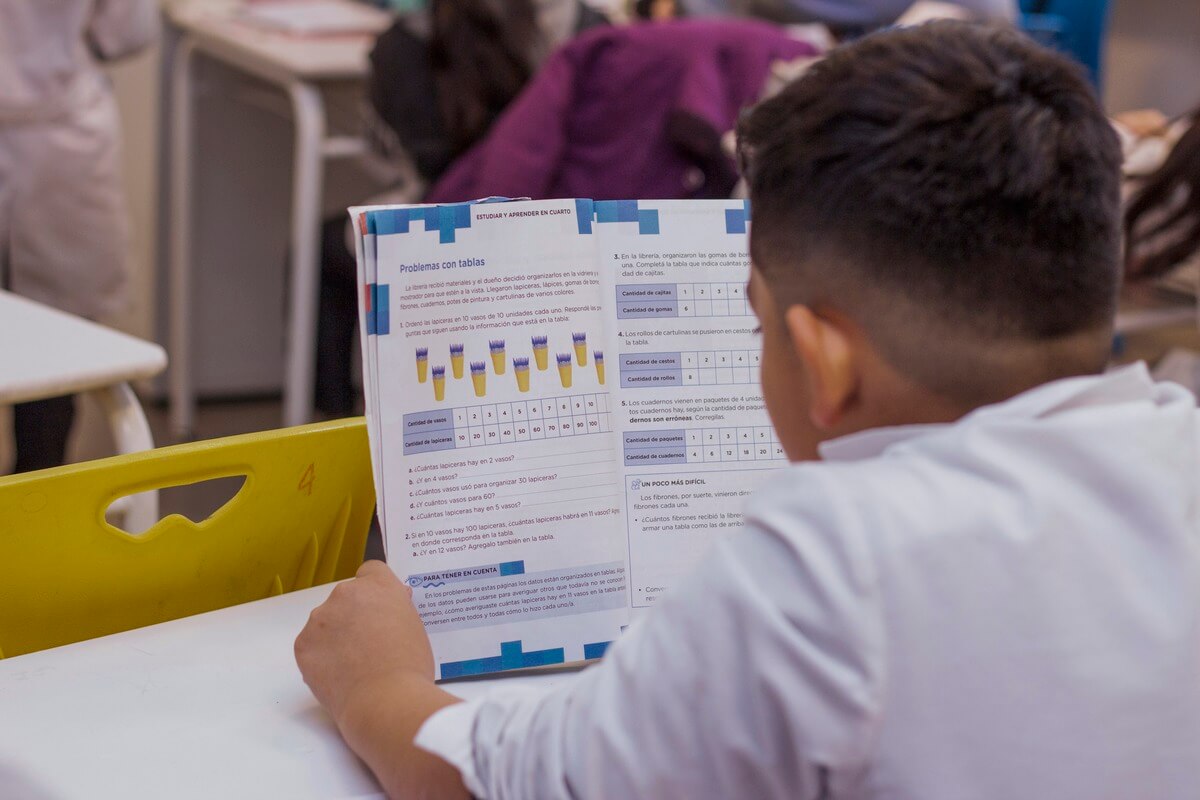 En el marco del programa de fluidez y comprensión lectora, Soledad Acuña visitó la escuela primaria Esteban de Luca
