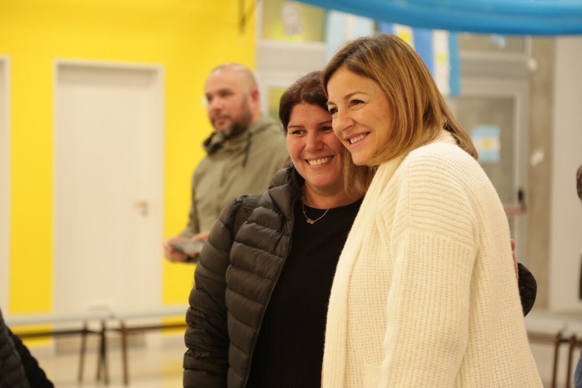 Soledad Acuña y Emanuel Ferrario se reunieron con vecinos y vecinas de la ciudad para compartir su visión sobre la educación y los cambios que creen que necesita