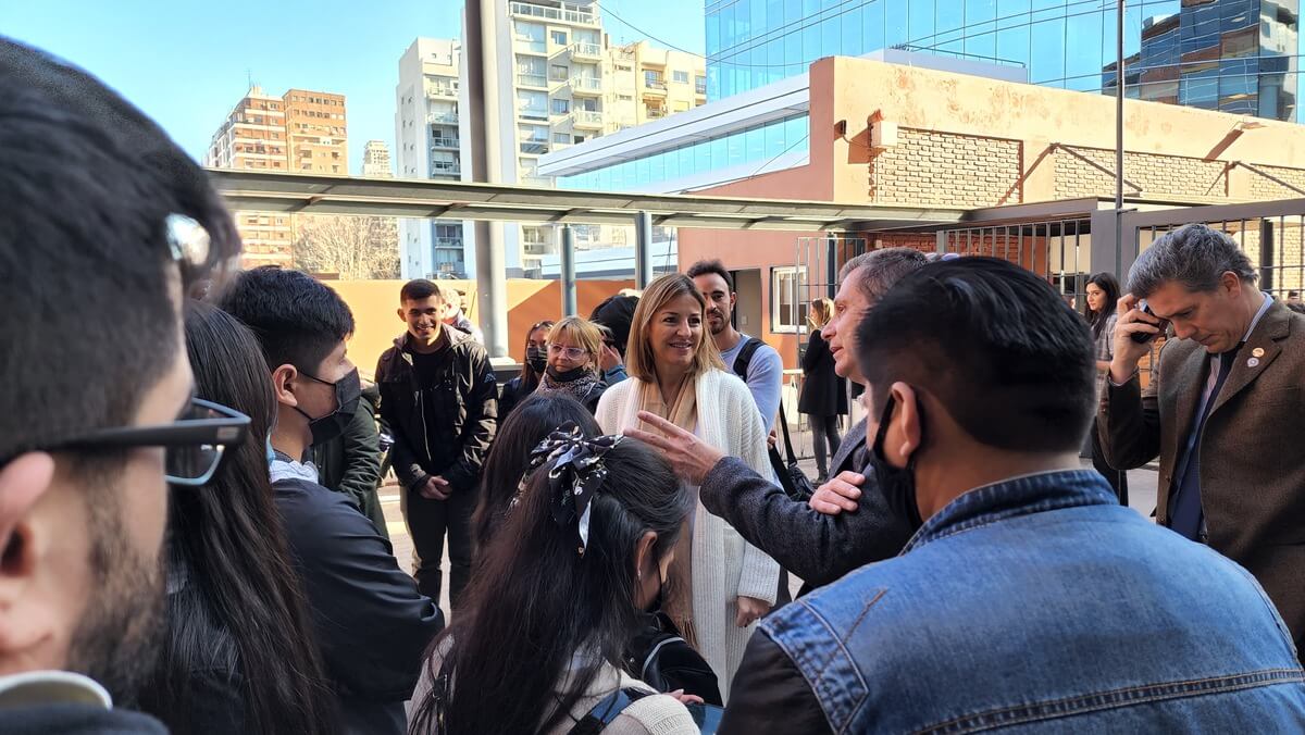 Soledad Acuña visitó una de las empresas donde estudiantes secundarios hacen las prácticas educativas