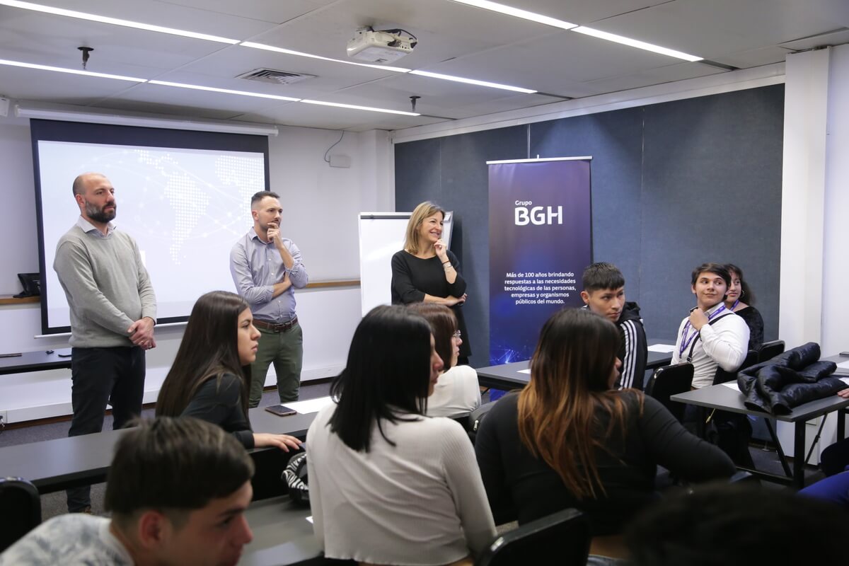 En el marco de las prácticas educativas, soledad acuña visitó las oficinas de BGH