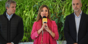 Soledad Acuña junto al Jefe de Gobierno Porteño en el Ministerio de Educación de la Ciudad de Buenos Aires anunciando el calendario escolar para el 2023.