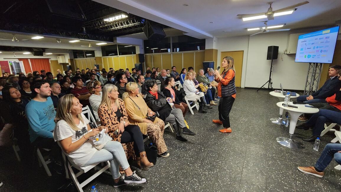 Entrega de diplomas a adultos que finalizaron la secundaria.