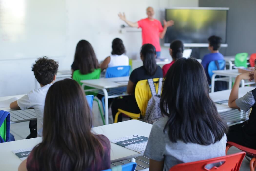 23.000 estudiantes de primer año de la secundaria comenzaron las clases