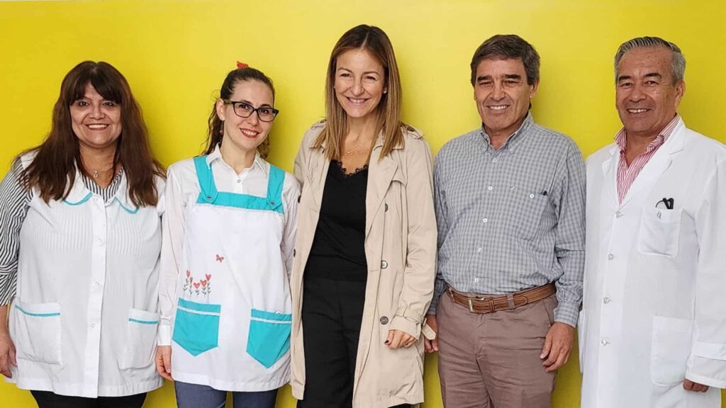 Soledad Acuña y Fernán Quirós visitaron una escuela Para conversar con los chicos sobre el dengue