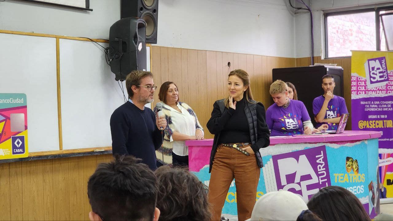 Soledad Acuña entregó tarjetas de Pase Cultural a estudiantes de una escuela técnica