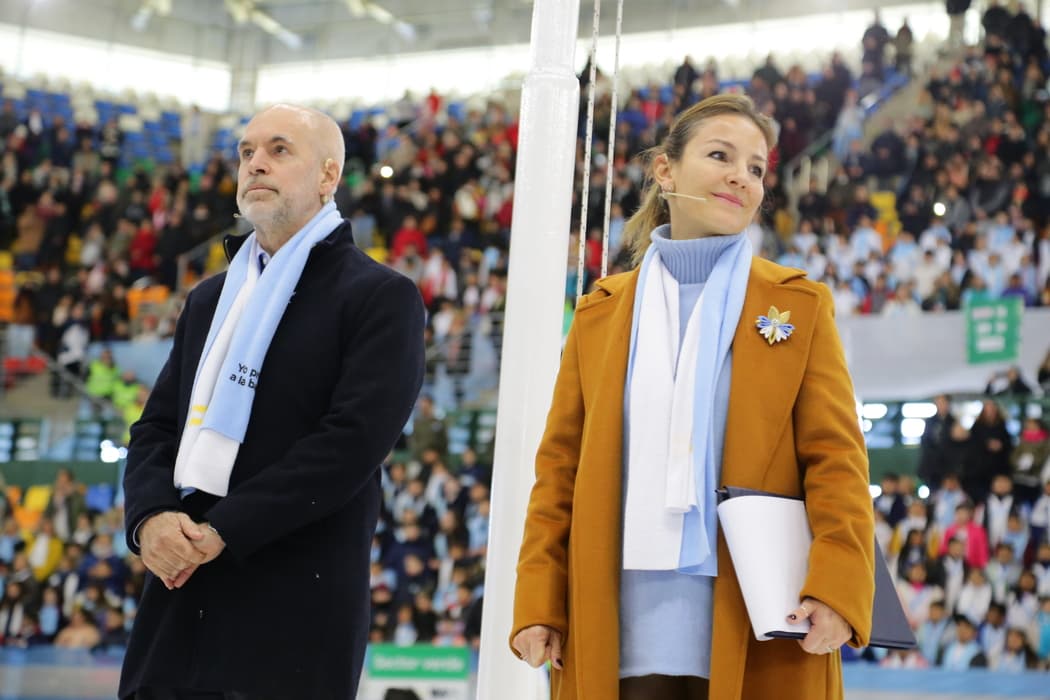Soledad Acuña y Horacio Rodríguez Larreta encabezaron el emotivo acto donde 7000 chicos y chicas prometen a la bandera