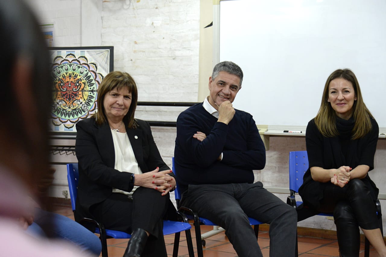 PATRICIA BULLRICH, JORGE MACRI Y SOLEDAD ACUÑA CONVERSARON CON EGRESADOS DE TERMINÁ LA SECUNDARIA