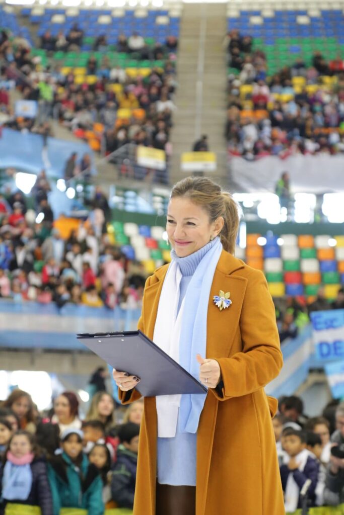 Junio 2023. Soledad Acuña toma la promesa a la bandera a más de 10.000 chicos de 4.to grado en en el Estadio Mary Terán de Weiss en el barrio de Lugano.