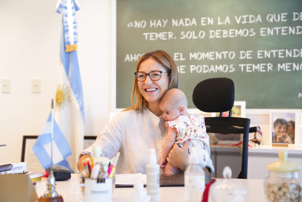 Febrero 2023. Soledad Acuña y su hija Lola en la oficina del Ministerio de Educación, en el Ministerio de Educación de la Ciudad en el Barrio 31, Retiro.